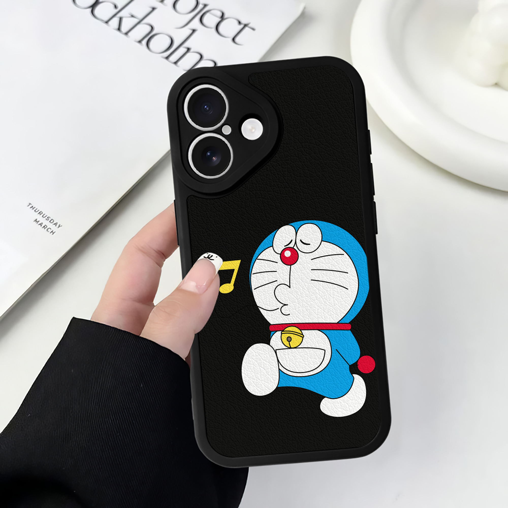 （画像用） ドラえもん Doraemon 【iPhone 16シリーズ対応】シリコンスマホケース（レザー調） 材質：シリコン